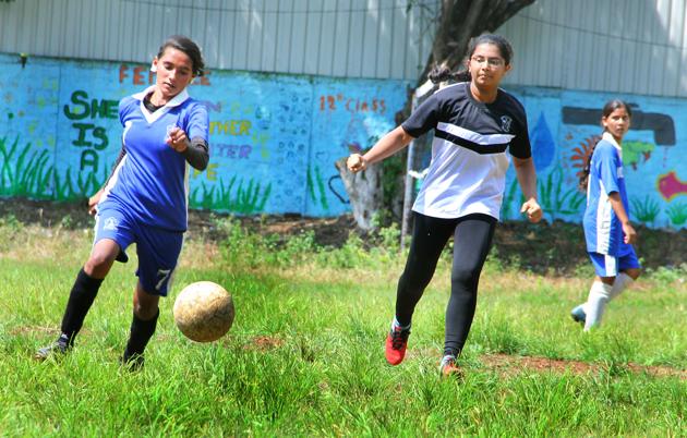 Pooja Bandgar (left) in action in the final versus Ness Wadia.(HT Photo)