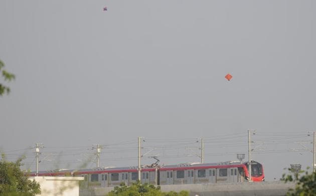 The manjha has metallic components, which can directly endanger the life of the kite fliers. (HT Photo) The manjha has metallic components, which can directly endanger the life of the kite fliers. (HT Photo)