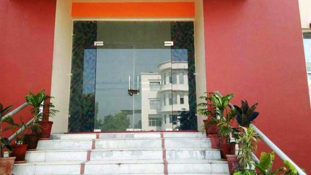 The hospital on the Dehradun-Haridwar national highway where the kidney transplants allegedly took place. (HT Photo) The hospital on the Dehradun-Haridwar national highway where the kidney transplants allegedly took place. (HT Photo)