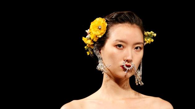 Naeem Khan's Spring/Summer 2018 collection had accessories like nath and delicate silver and florals.