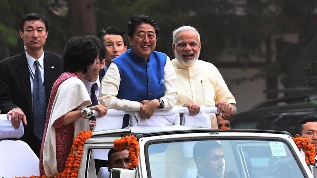 Japanese Prime Minister Shinzo Abe (C) and his wife Akie Abe (L) ride atop a vehicle with Narendra Modi (R) as they arrive to visit Sabarmati Ashramand in Ahmedabad on September 13, 2017. (AFP Photo) Japanese Prime Minister Shinzo Abe (C) and his wife Akie Abe (L) ride atop a vehicle with Narendra Modi (R) as they arrive to visit Sabarmati Ashramand in Ahmedabad on September 13, 2017. (AFP Photo)