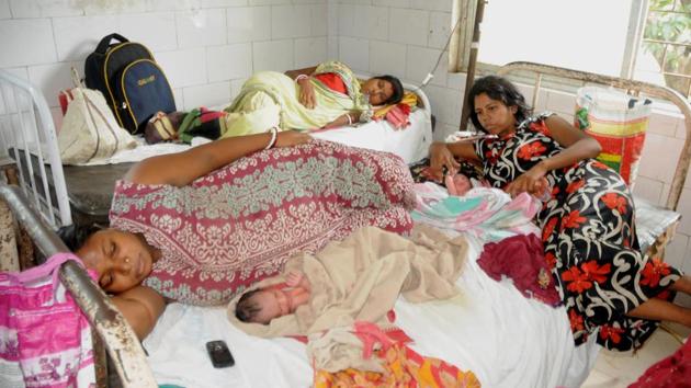 Two mother along with newly born babies sharing a bed at Mahatma Gandhi Memorial Medical College hospital, Jamshedpur, September 7. The Annual Health Survey data records 66 deaths per 1,000 live births, and that’s similar to the numbers in war ravaged Afghanistan(Manoj Kumar/HT)