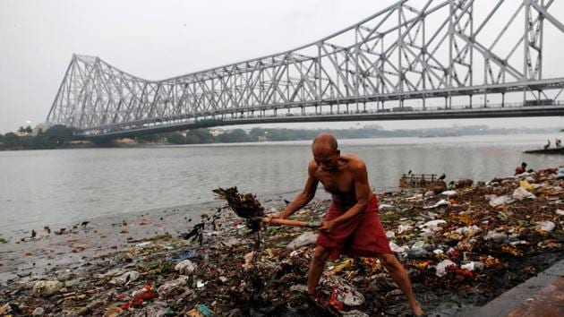 Landfills stink and present serious health and ecological hazards. The Waste Atlas 2014 quoted a study by National Environmental Engineering Research Institute (NEERI) stating that people living in neighbourhoods abutting the Deonar dump in Mumbai were exposed to formaldehyde, a carcinogenic compound. (Danish Siddiqui / Reuters) Landfills stink and present serious health and ecological hazards. The Waste Atlas 2014 quoted a study by National Environmental Engineering Research Institute (NEERI) stating that people living in neighbourhoods abutting the Deonar dump in Mumbai were exposed to formaldehyde, a carcinogenic compound. (Danish Siddiqui / Reuters)