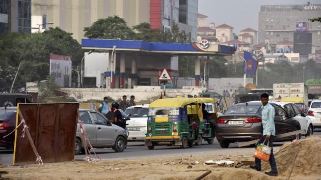 Vehicles on a road in front of a petrol pump at MG Road near IFFCO Chowk, Gurgaon, India.(Sanjeev Verma/HT File PHOTO)