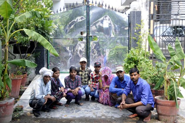 Family of slain security guard who aborted a robbery in Noida.(Sunil Ghosh/HT Photo)