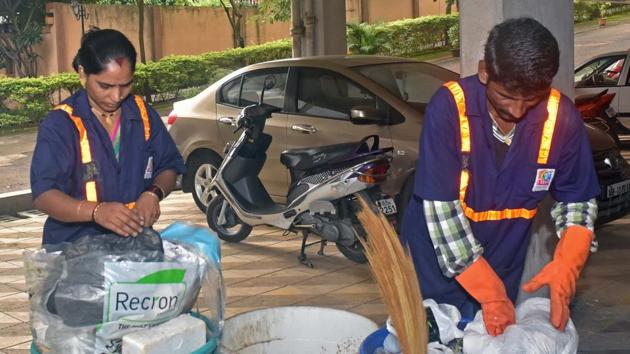 The Pimpri Chinchwad Municipal Corporation will start its door-to-door collection of garbage from July 1. Earlier, PCMC appointed contractors to start work by June 1.(HT FILE)