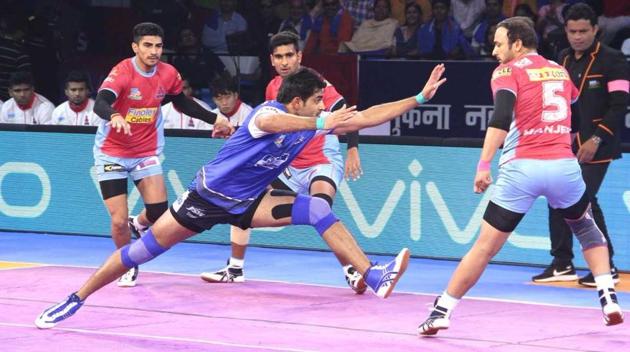 Jaipur Pink Panthers and Haryana Steelers players in action during their Pro Kabaddi League encounter. (HT Photo) Jaipur Pink Panthers and Haryana Steelers players in action during their Pro Kabaddi League encounter. (HT Photo)