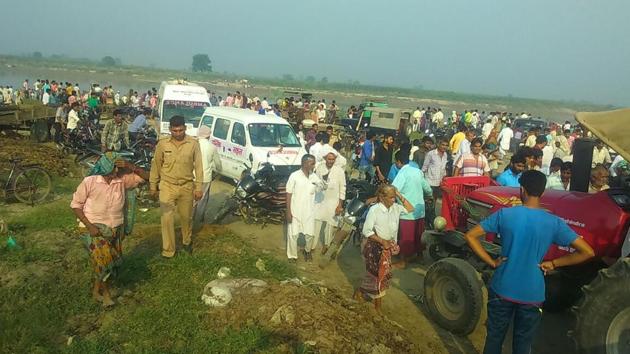 At least 50 people were on the boat when it overturned.(Hindustan Times)