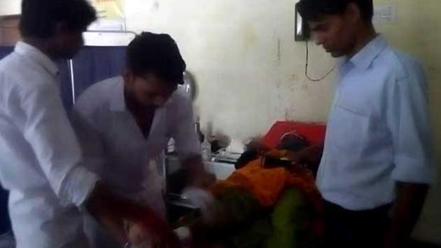 Doctors stitch up an injured woman with the help of a torch light on Wednesday at a government hospital in Karauli, Rajasthan. (HT Photo) Doctors stitch up an injured woman with the help of a torch light on Wednesday at a government hospital in Karauli, Rajasthan. (HT Photo)