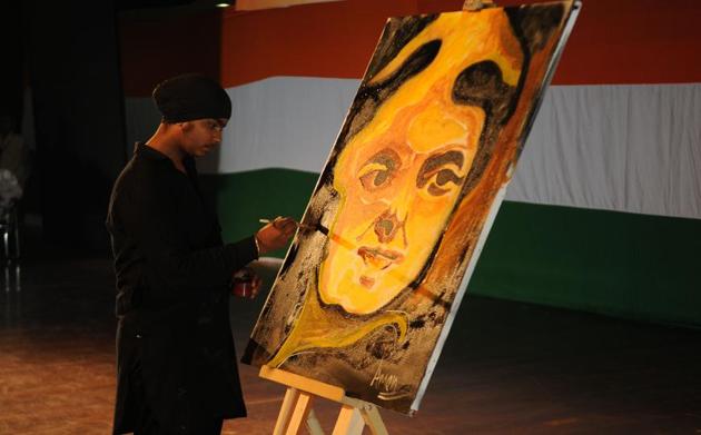 Artist AS Gulati painting a sketch of Indira Gandhi on the occasion. (Subhankar Chakraborty/HT PHOTO) Artist AS Gulati painting a sketch of Indira Gandhi on the occasion. (Subhankar Chakraborty/HT PHOTO)