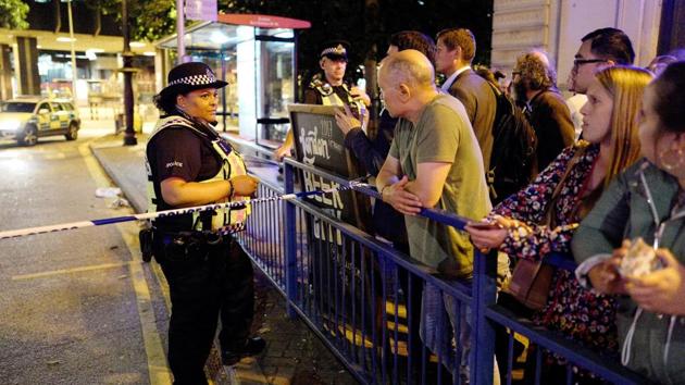 Police and commuters are seen outside Euston Station after police evacuated the area following a security alert in London, Britain, August 29. (REUTERS) Police and commuters are seen outside Euston Station after police evacuated the area following a security alert in London, Britain, August 29. (REUTERS)