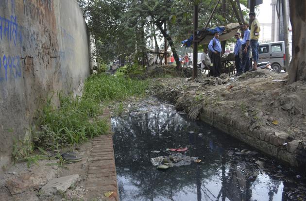 Three young men lost their lives after their bike slipped into a drain at Sahibabad Site IV Industrial Area on late Wednesday night. (Sakib Ali/HT photo) Three young men lost their lives after their bike slipped into a drain at Sahibabad Site IV Industrial Area on late Wednesday night. (Sakib Ali/HT photo)