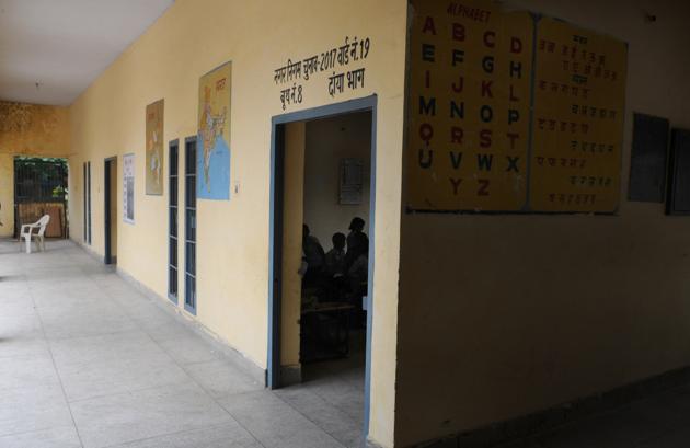 A polling booth at a primary school in Sector 15, Part 1.(Parveen Kumar/HT PHOTO)