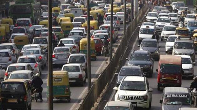Cars and buses clogs a road in New Delhi on December 16, 2015. (AP File Photo) Cars and buses clogs a road in New Delhi on December 16, 2015. (AP File Photo)