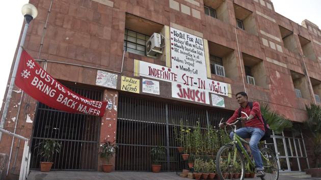 Due to the implementation of UGC 2016 regulation there had been massive seat cuts in MPhil/PhD programmes at JNU, sparking protests among the students.(Sushil Kumar/HT PHOTO)