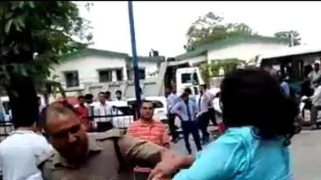 Judge Jaya Pathak allegedly slapping a policeman.(Anupam Trivedi/HT Photo)