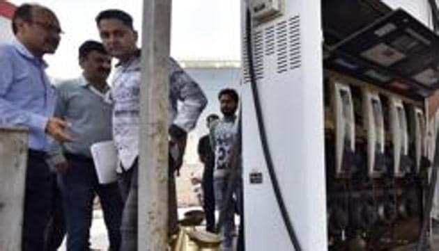 Authorities inspect a fuel station at Golf Course Ext. Road in Gurgaon.(Sanjeev Verma/HT PHOTO)