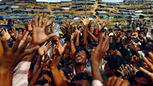 Rohingya refugees stretch their hands to receive aid distributed by local organisations at Balukhali makeshift refugee camp in Cox's Bazar, Bangladesh, on September 14, 2017.(Reuters Photo) Rohingya refugees stretch their hands to receive aid distributed by local organisations at Balukhali makeshift refugee camp in Cox's Bazar, Bangladesh, on September 14, 2017.(Reuters Photo)