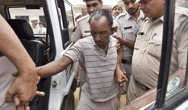 Ashok Kumar, who is accused of murdering a student of Ryan International School in Gurgaon, is arrested by the police.(Sanjeev Verma/HT PHOTO)