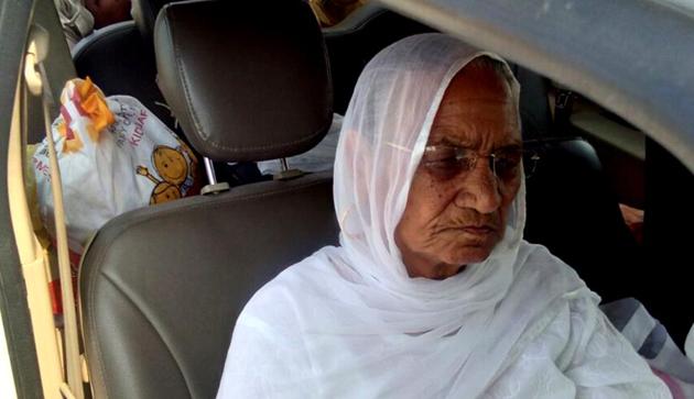Dera Sacha Sauda chief Gurmeet Ram Rahim's mother Naseeb kaur visits him in Rohtak jail on Thursday. (Manoj Dhaka/HT) Dera Sacha Sauda chief Gurmeet Ram Rahim's mother Naseeb kaur visits him in Rohtak jail on Thursday. (Manoj Dhaka/HT)