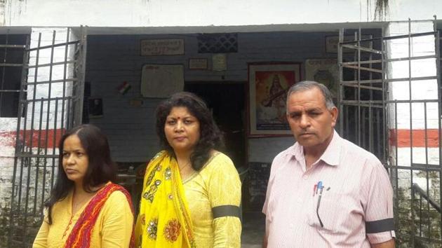 Teachers attend school with black arm bands in Dehradun on Thursday. (HT Photo) Teachers attend school with black arm bands in Dehradun on Thursday. (HT Photo)
