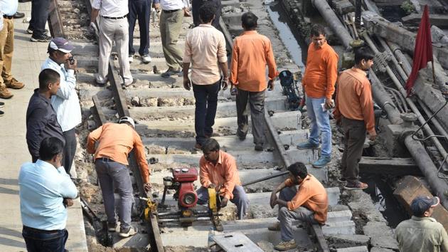 The last coach---power car---of the train derailed as it parked itself at platform number 15, northern railway officials. No passenger was injured in the incident. (Arvind Yadav/HT PHOTO) The last coach---power car---of the train derailed as it parked itself at platform number 15, northern railway officials. No passenger was injured in the incident. (Arvind Yadav/HT PHOTO)