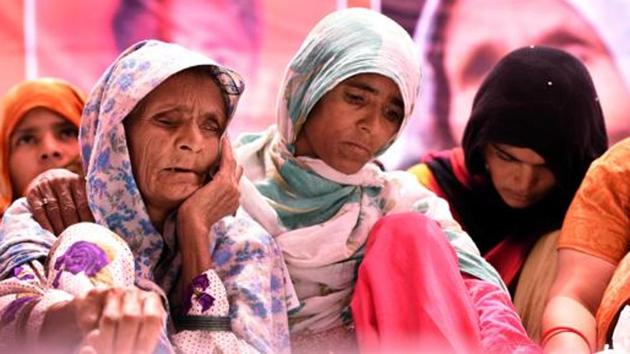 Pehlu Khan’s mother Anguri Begum sits on a dharna at Jantar Mantar, New Delhi, demanding justice for her son.(HT file)