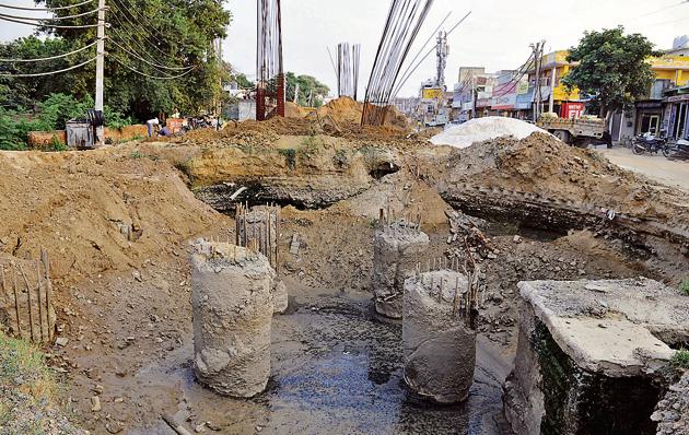 A flyover project meant to decongest the Bajghera railway crossing has been hanging fire. (Parveen Kumar/HT PHOTO) A flyover project meant to decongest the Bajghera railway crossing has been hanging fire. (Parveen Kumar/HT PHOTO)