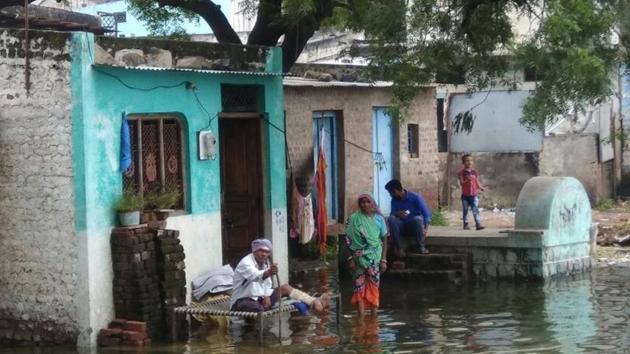 Incessant rain and water management in the reservoirs, the water level has crossed the danger mark of 123.2m in Barwani.(HT Photo)