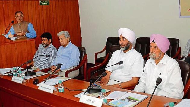 (From right) Farm economist SS Johl, Punjab finance minister Manpreet Badal and others during a seminar on agribusiness potential of the state in Chandigarh on Thursday. (HT Photo) (From right) Farm economist SS Johl, Punjab finance minister Manpreet Badal and others during a seminar on agribusiness potential of the state in Chandigarh on Thursday. (HT Photo)