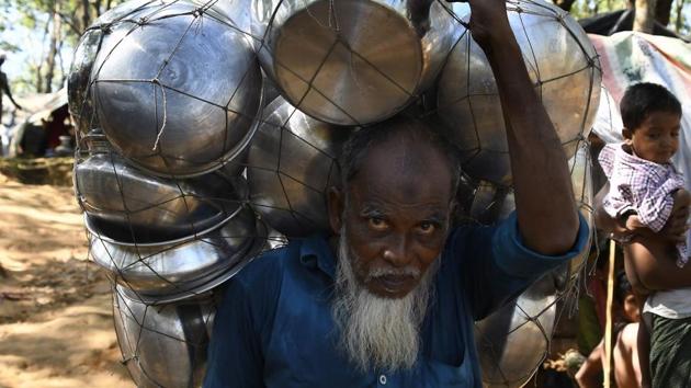An old Rohingya Muslim refugee carries cooking pots in Bangladesh's Balukhali refugee camp on September 15, 2017. (AFP Photo) An old Rohingya Muslim refugee carries cooking pots in Bangladesh's Balukhali refugee camp on September 15, 2017. (AFP Photo)