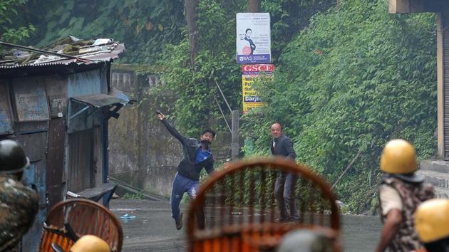 File picture of Gorkhaland supporters throwing stones at policemen in Darjeeling. (HT Photo) File picture of Gorkhaland supporters throwing stones at policemen in Darjeeling. (HT Photo)