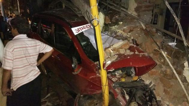 The driver lost control of the car as he was speeding, and crashed into the traffic division (Praful Gangurde/HT) The driver lost control of the car as he was speeding, and crashed into the traffic division (Praful Gangurde/HT)