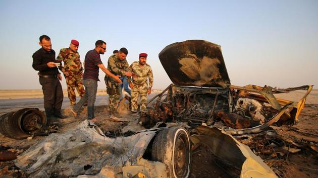 Iraqi security forces inspect the site of a bomb attack at a police checkpoint on a highway near the southern Iraqi city of Nassiriya, Iraq, September 14, 2017. (REUTERS Photo) Iraqi security forces inspect the site of a bomb attack at a police checkpoint on a highway near the southern Iraqi city of Nassiriya, Iraq, September 14, 2017. (REUTERS Photo)