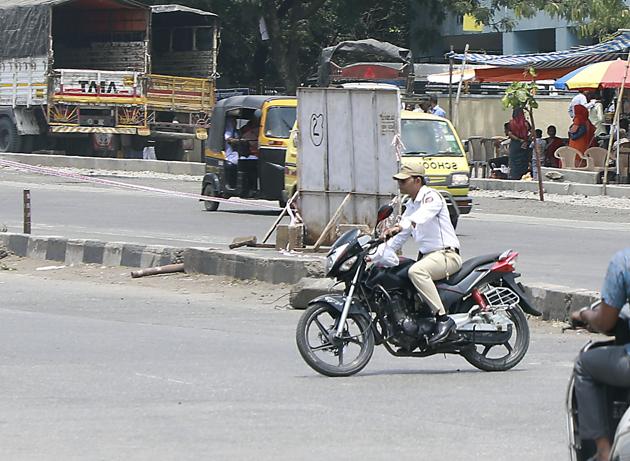 A traffic police rides without a helmet at Katraj in Pune. (Rahul Raut/HT PHOTO) A traffic police rides without a helmet at Katraj in Pune. (Rahul Raut/HT PHOTO)