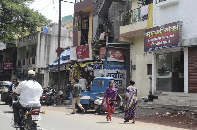 The slums have many commercial properties, including jewellery and mobile phone shops.(Ravindra Joshi/HT PHOTO)