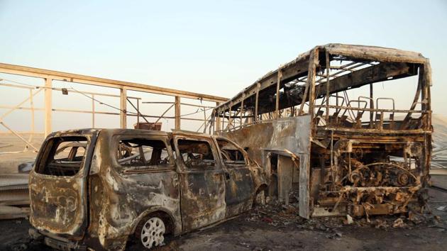 A general view show burnt out vehicles after gunmen and suicide car bombers killed dozens of people in two assaults claimed by Islamic State (IS) group jihadists near the southern Iraqi city of Nasiriyah on September 14, 2017. (AFP Photo) A general view show burnt out vehicles after gunmen and suicide car bombers killed dozens of people in two assaults claimed by Islamic State (IS) group jihadists near the southern Iraqi city of Nasiriyah on September 14, 2017. (AFP Photo)