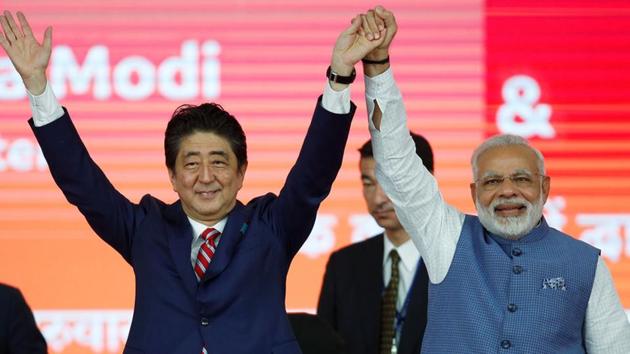 Japanese Prime Minister Shinzo Abe (L) and his Indian counterpart Narendra Modi raise hands after the groundbreaking ceremony for a high-speed rail project in Ahmedabad, September 14.(Reuters Photo)