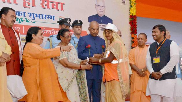 President Ram Nath Kovind honours a sanitation worker at the launch of "Swachhta Hi Seva" campaign in Uttar Pradesh on Friday. (PTI) President Ram Nath Kovind honours a sanitation worker at the launch of "Swachhta Hi Seva" campaign in Uttar Pradesh on Friday. (PTI)