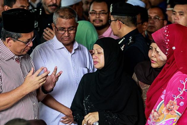 Chief Minister of Terengganu Ahmad Razif talks with family members of the victims inside the forensics wing of the Hospital Kuala Lumpur, where the body of Darul Quran Ittifaqiyah religious school victims are being kept in Kuala Lumpur on September 15, 2017. Malaysian authorities said they had not ruled out foul play in a fire that killed 23 children and teachers in a religious school, as calls mounted for better safety regulations in Islamic study centres. / AFP PHOTO / SADIQ ASYRAF (AFP) Chief Minister of Terengganu Ahmad Razif talks with family members of the victims inside the forensics wing of the Hospital Kuala Lumpur, where the body of Darul Quran Ittifaqiyah religious school victims are being kept in Kuala Lumpur on September 15, 2017. Malaysian authorities said they had not ruled out foul play in a fire that killed 23 children and teachers in a religious school, as calls mounted for better safety regulations in Islamic study centres. / AFP PHOTO / SADIQ ASYRAF (AFP)