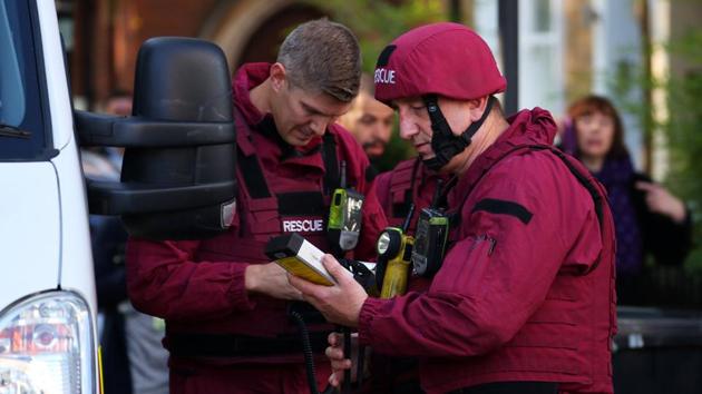 Members of a bomb disposal squad stand in the street near Parsons Green tube station in London, Britain September 15, 2017. (Kevin Coombs / REUTERS)