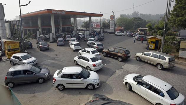 Vehicles in front of a petrol pump in New Delhi.(Ravi Choudhary/HT PHOTO)