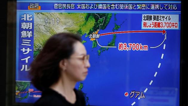 A passerby walks past a TV screen reporting news about North Korea's missile launch in Tokyo, Japan September 15. (Reuters Photo)