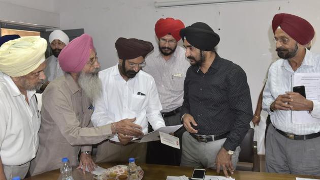 Director industries DPS Kharbanda (in black shirt) interacting with industrialists during a meeting at RND Center in Ludhiana on Friday. (Gurpreet Singh/HT)