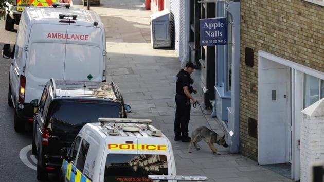 A police officer and a sniffer dog stand in the street near Parsons Green tube station in London, Britain September 15, 2017. (Kevin Coombs / REUTERS)