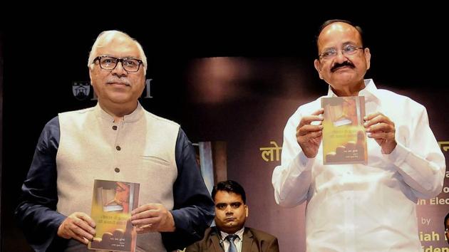 Vice president M Venkaiah Naidu releases a book ‘Loktantra ke Utsav ki Ankahi Kahani’ authored by SY Quraishi, in New Delhi.(PTI Photo)