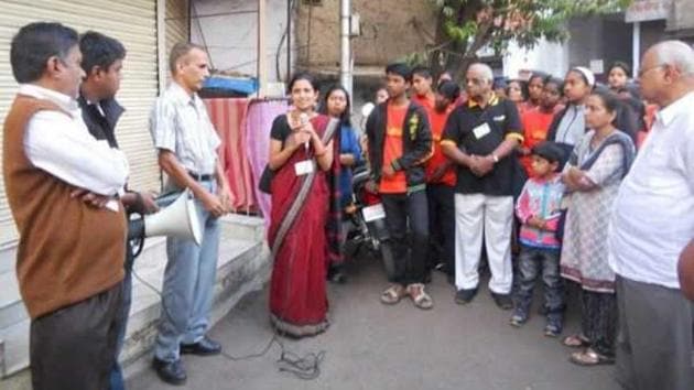 An Intach heritage walk in progress inside the bylanes of the old city of Pune.(HT PHOTO)