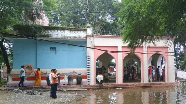 Mahatma Gandhi memorial set up in 1965 in Madhya Pradesh’s Barwani submerged under surging Narmada waters on Friday. (HT Photo) Mahatma Gandhi memorial set up in 1965 in Madhya Pradesh’s Barwani submerged under surging Narmada waters on Friday. (HT Photo)