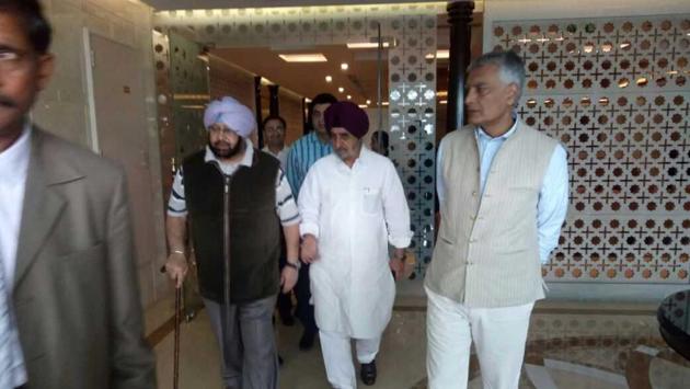 (From right) Congress leaders Sunil Jakhar and Tript Rajinder Singh Bajwa with Punjab chief minister Captain Amarinder Singh after his return from London at the Delhi airport on Saturday. (HT Photo) (From right) Congress leaders Sunil Jakhar and Tript Rajinder Singh Bajwa with Punjab chief minister Captain Amarinder Singh after his return from London at the Delhi airport on Saturday. (HT Photo)