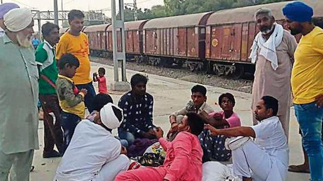 Farmers negotiating wages with labourers at the Mansa railway station on Friday.(HT photo)